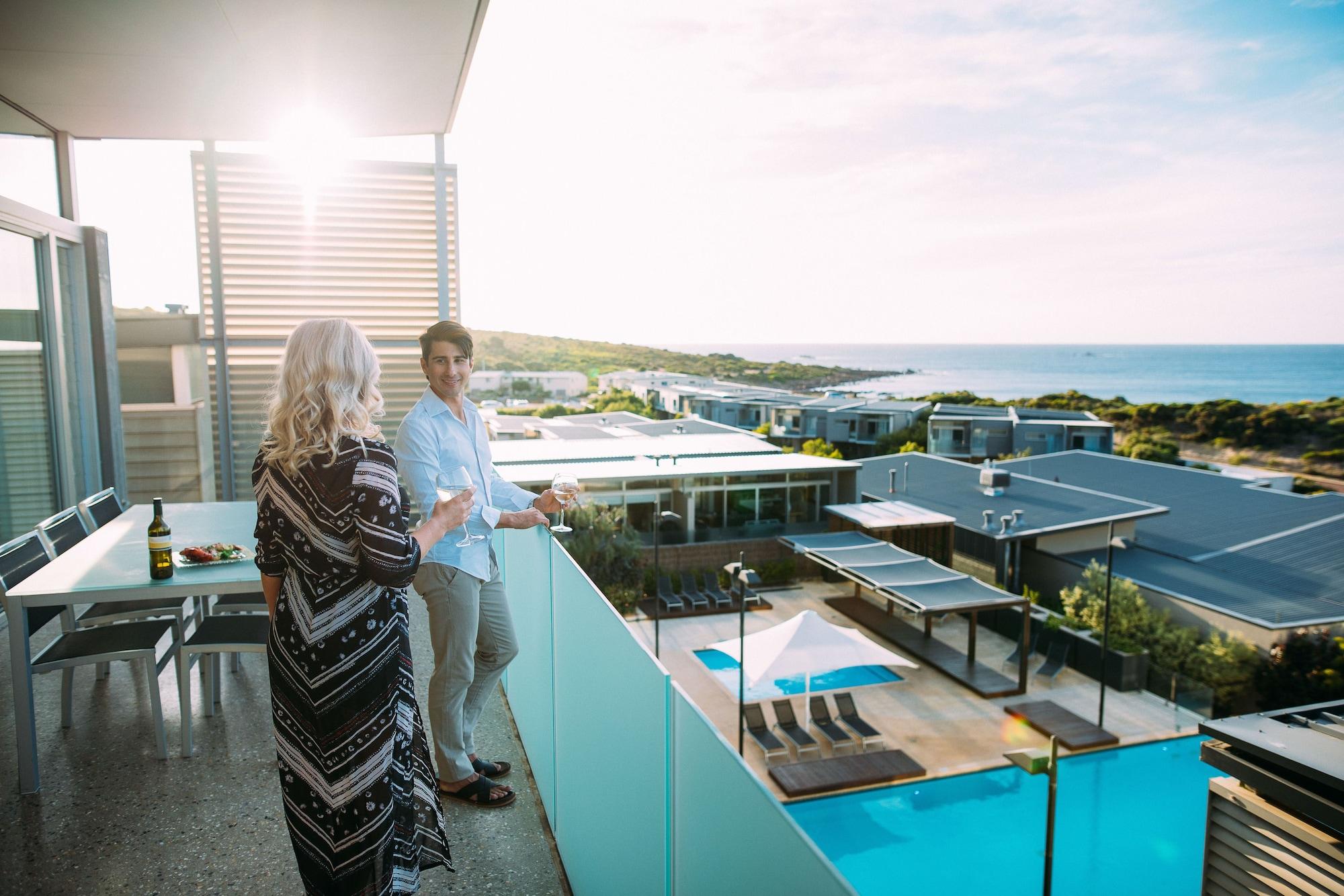 Smiths Beach Resort Yallingup Bagian luar foto A couple standing on a balcony