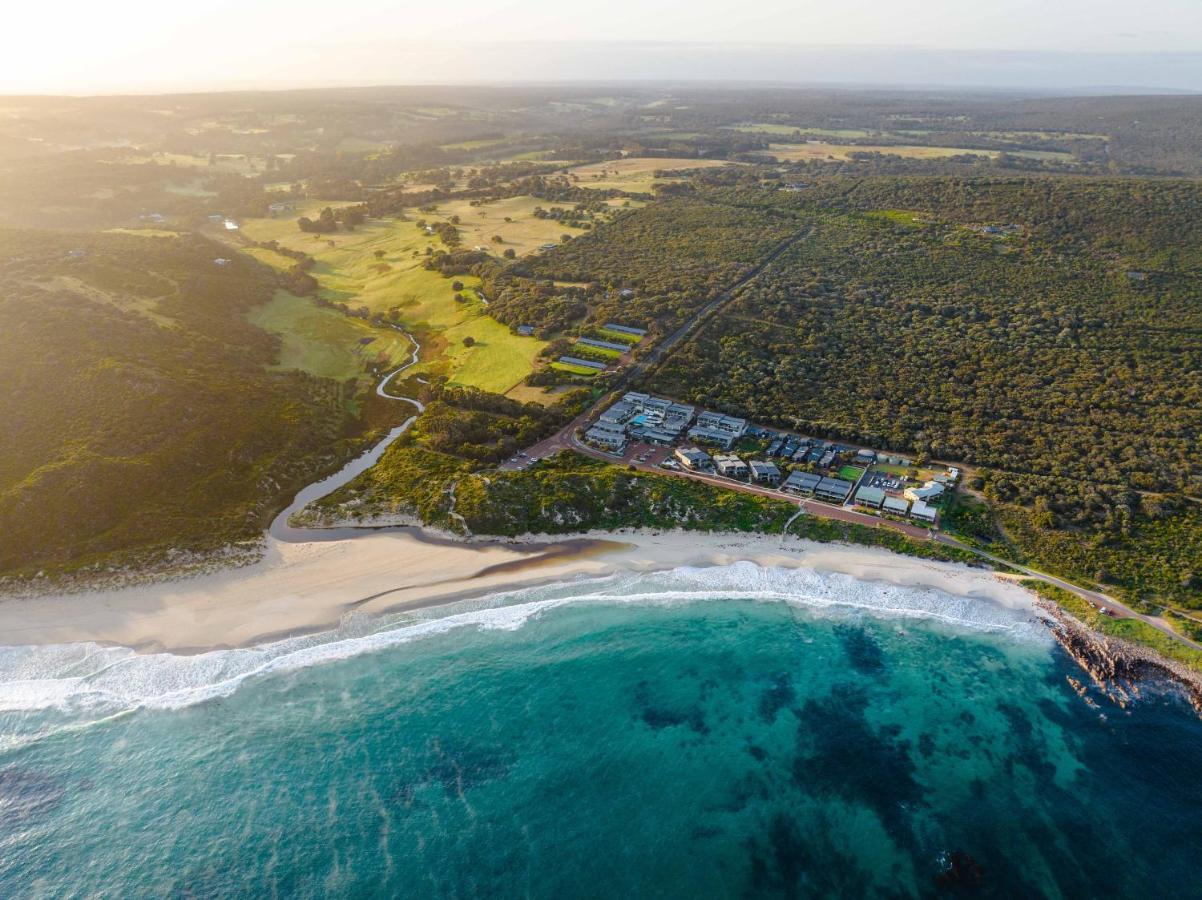 Smiths Beach Resort Yallingup Bagian luar foto Aerial view of the bay