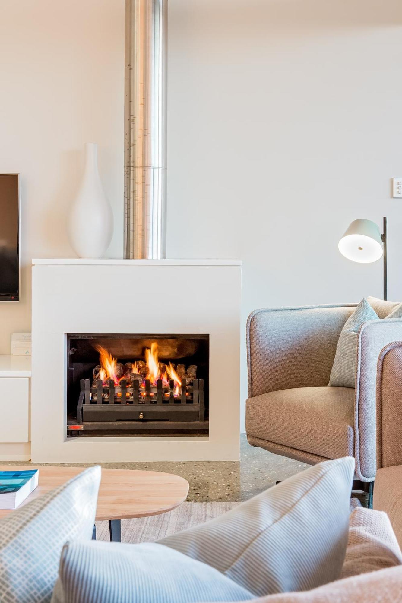 Smiths Beach Resort Yallingup Bagian luar foto A gas fireplace