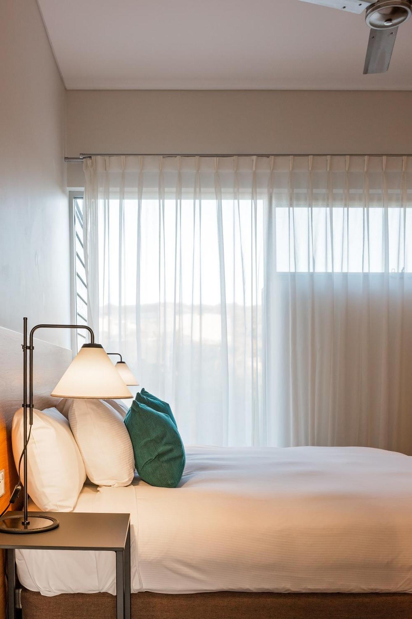 Smiths Beach Resort Yallingup Bagian luar foto A bedroom with a sheer curtain