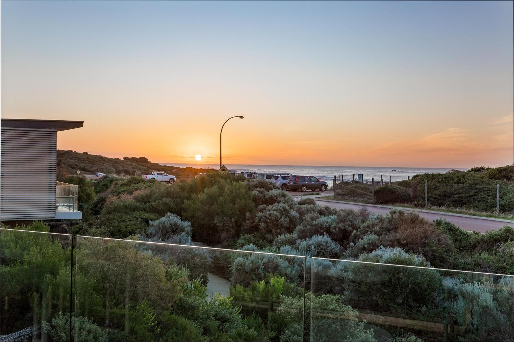 Smiths Beach Resort Yallingup Bagian luar foto Sunset at the Bay of Shoals