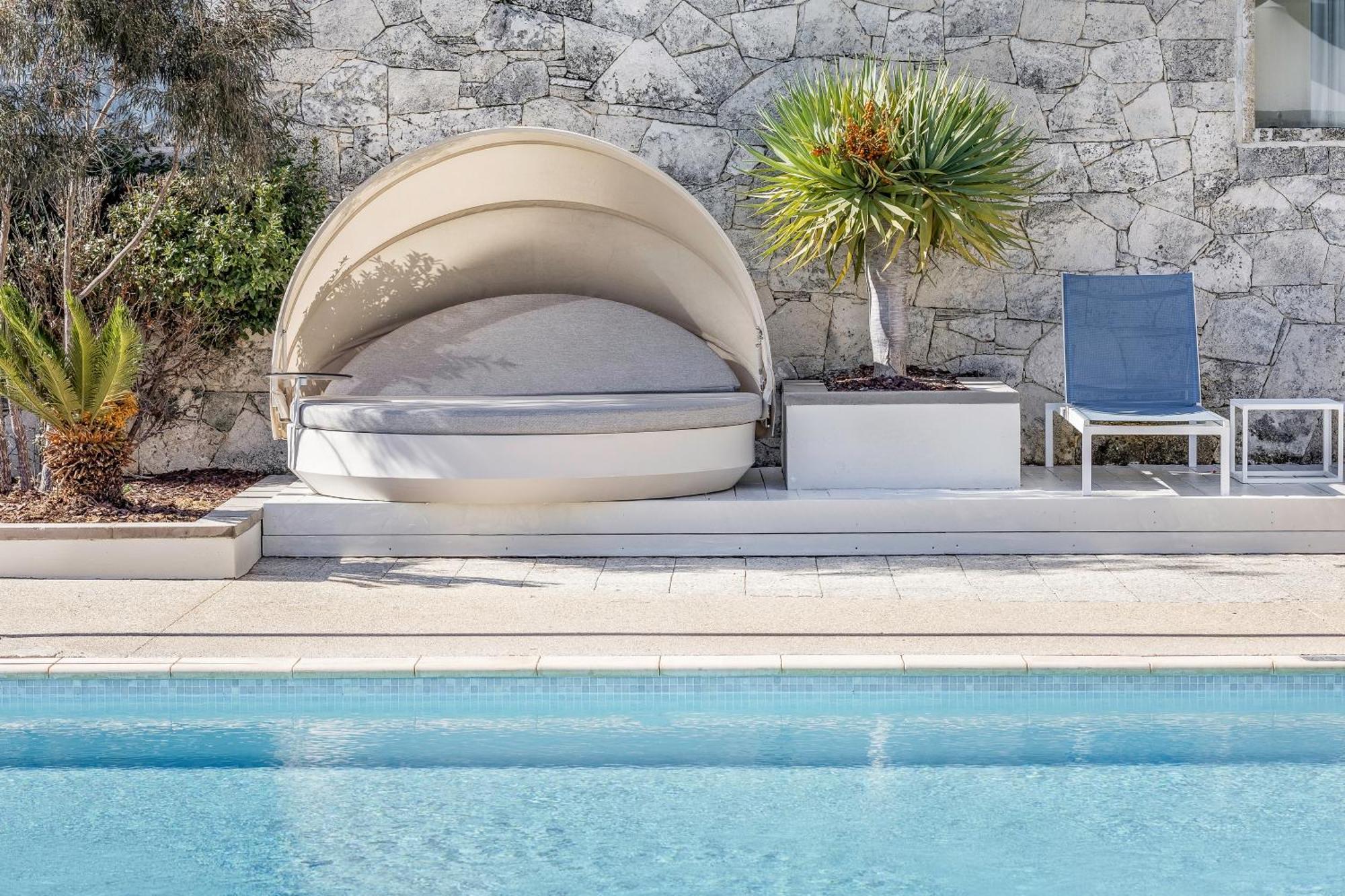 Smiths Beach Resort Yallingup Bagian luar foto A poolside cabana