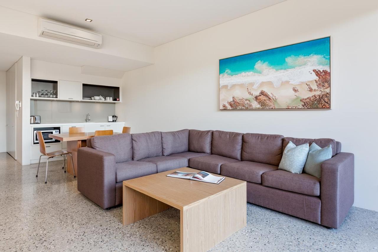 Smiths Beach Resort Yallingup Bagian luar foto A living room with a sectional sofa