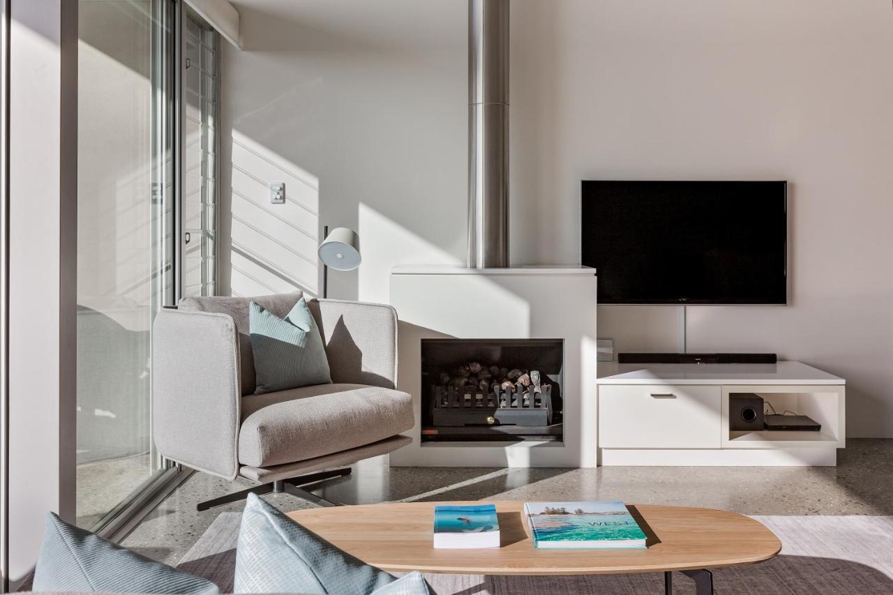 Smiths Beach Resort Yallingup Bagian luar foto A living room with a fireplace
